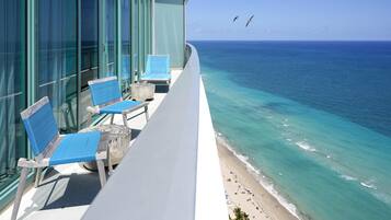 Suite, 1 King Bed, Corner (Corner Suite) | Premium bedding, pillowtop beds, in-room safe, iron/ironing board