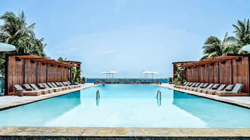 室外游泳池,開放時間為 07:00 至 19:00,提供遮陽小屋 (付費)和泳池遮陽傘