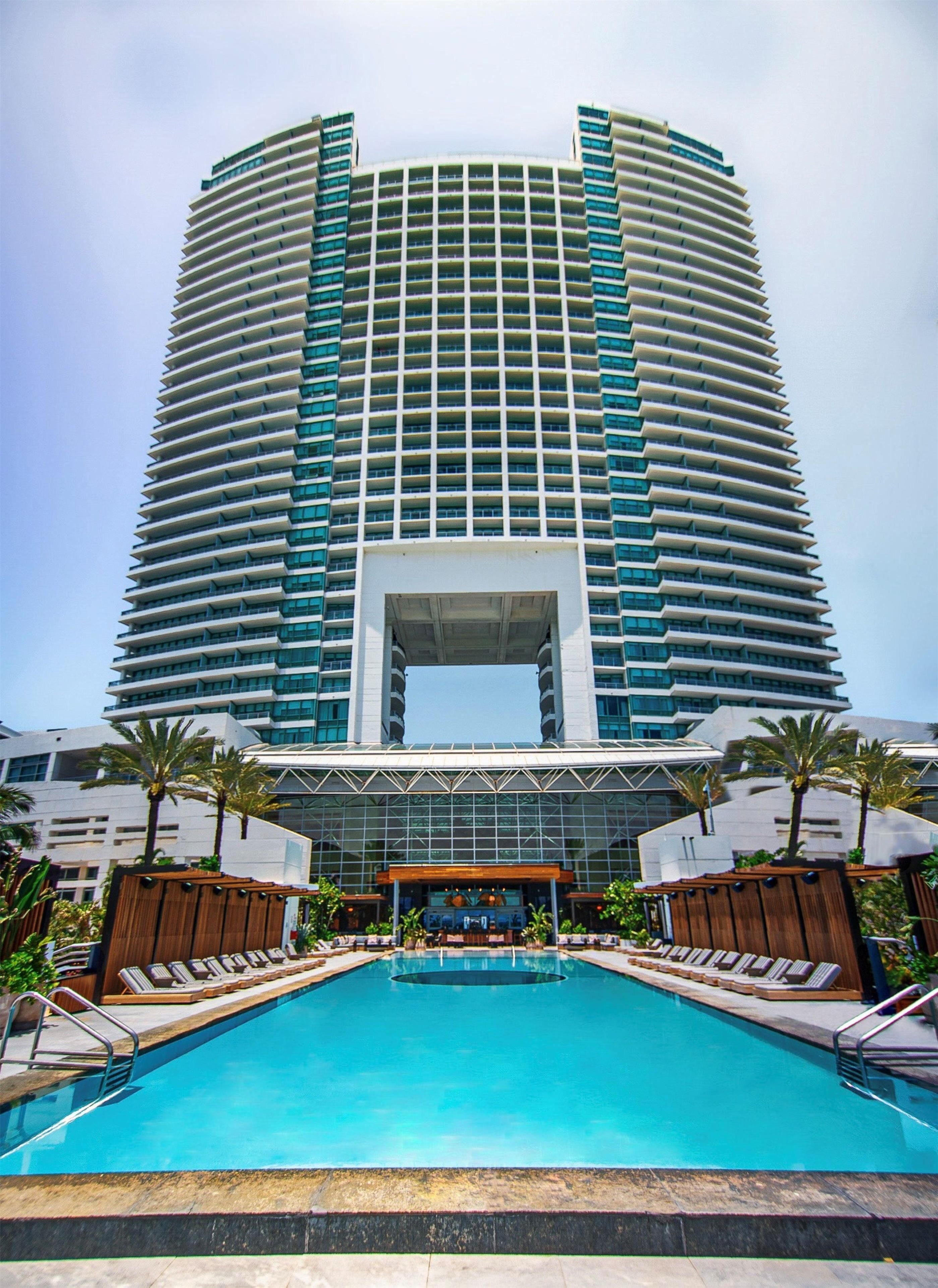 5 restaurants, breakfast, lunch served; American cuisine 