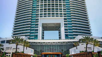 5 restaurantes, se sirven desayunos, comidas y cocina americana