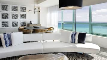 Rom – president, 1 kingsize-seng (Intracoastal View) | Oppholdsområde | En 55-tommers Flatskjerm-TV med kabel-kanaler samt TV og filmkjøp