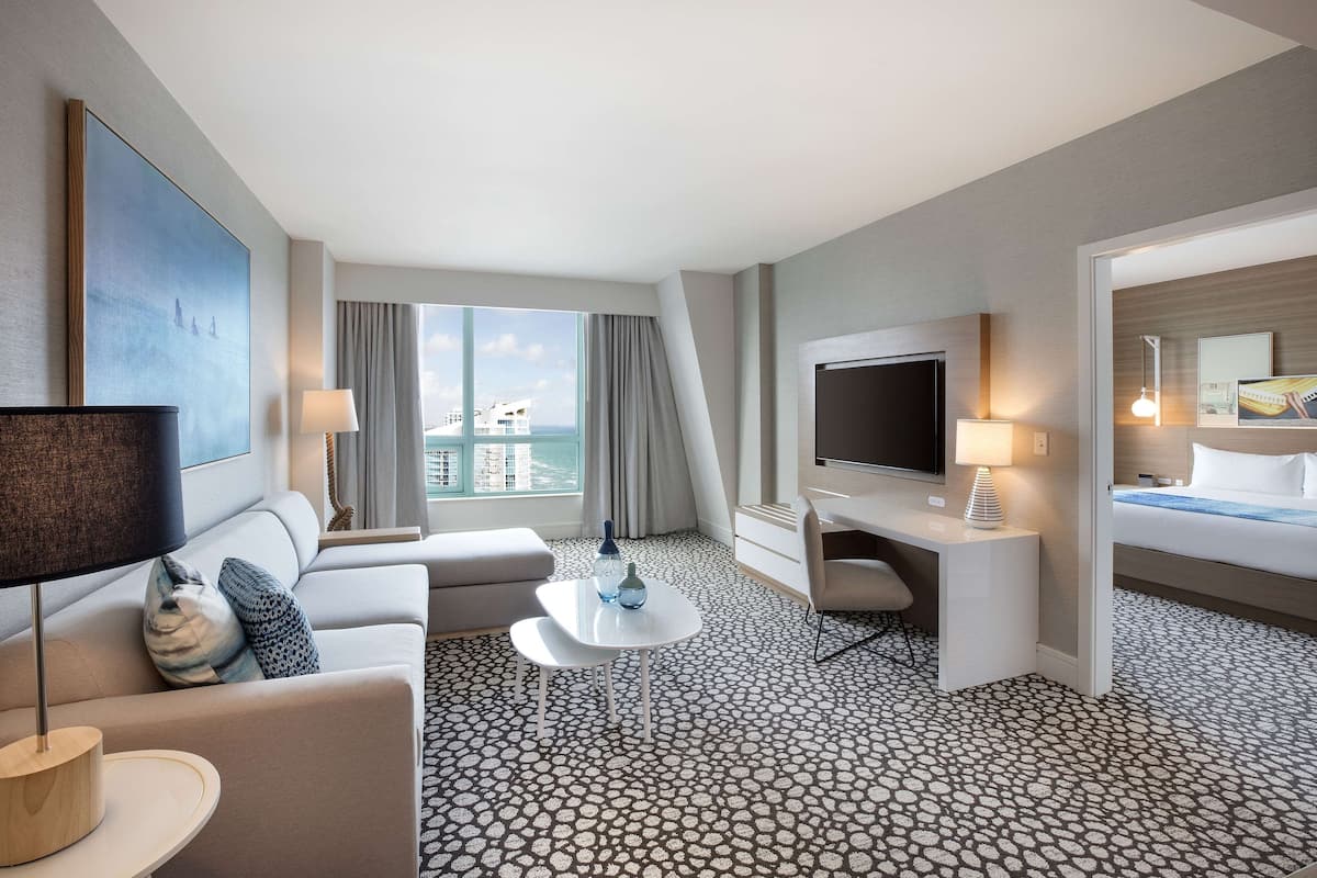 Suite, 1 letto king (Diplomat Suite, Intracoastal View) | Biancheria da letto di alta qualità, materassi a doppio strato