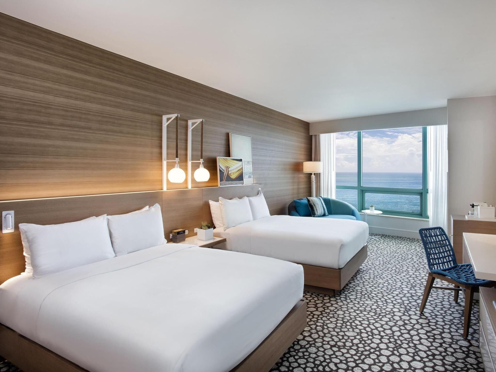 Ropa de cama de alta calidad y camas con pillow-top 