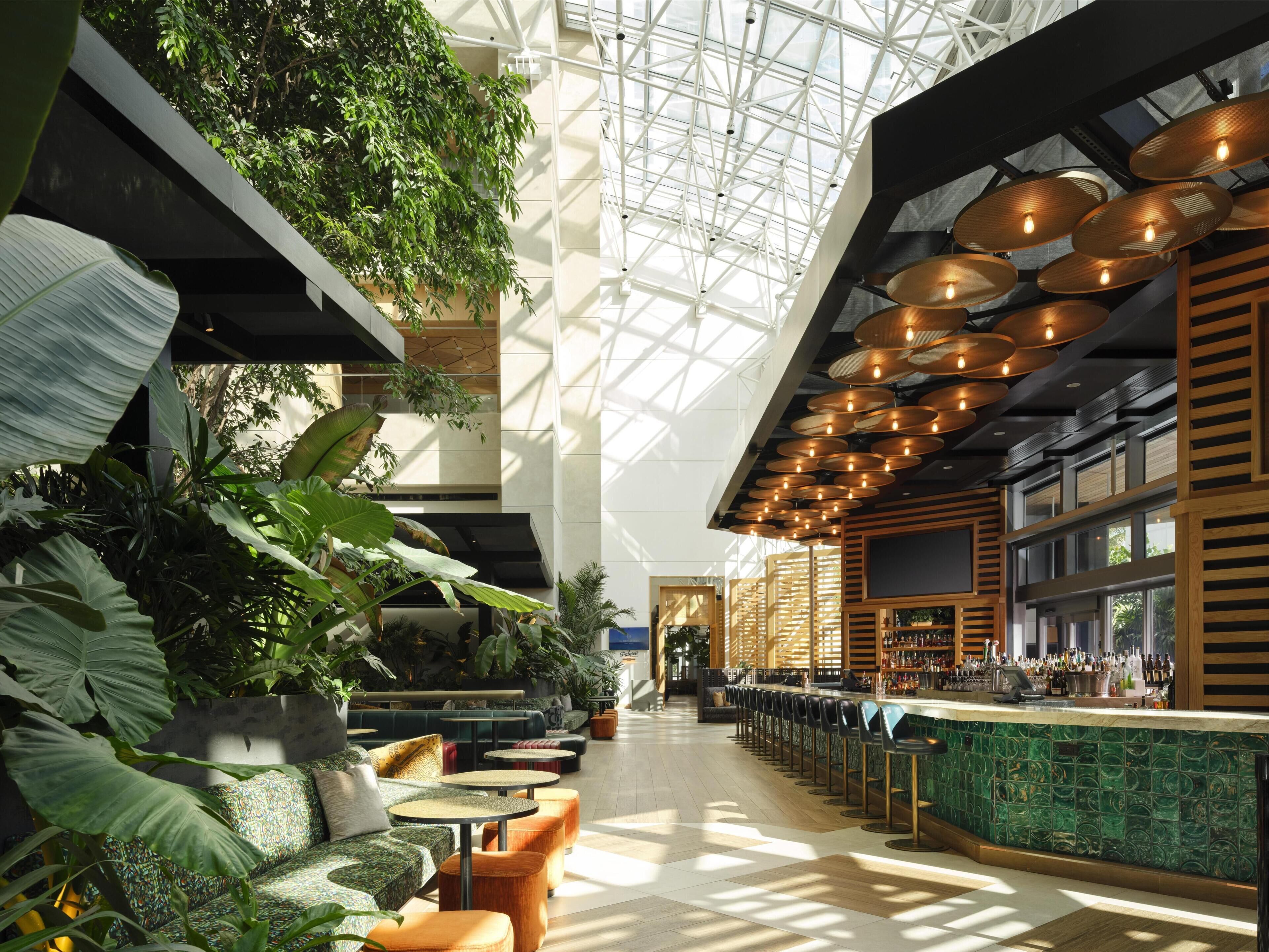 2 bars/lounges, cocktail bar, lobby lounge