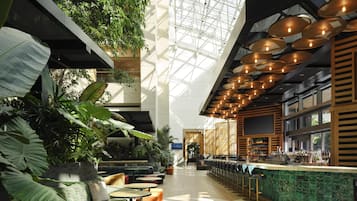 2 bars/lounges, cocktail bar, lobby lounge