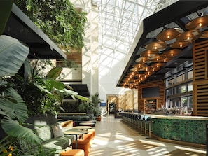 2 bars/lounges, cocktail bar, lobby lounge