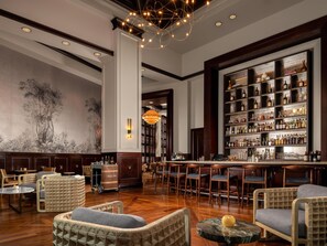 2 bares o lounges, bar de cocteles, lounge en el lobby 
