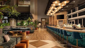 2 bars/lounges, cocktail bar, lobby lounge