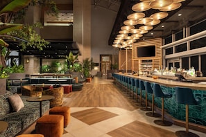 2 bars/lounges, cocktail bar, lobby lounge