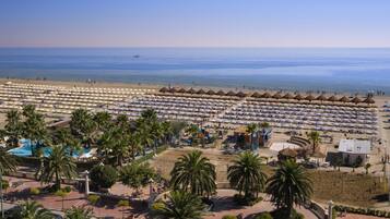 Yksityinen ranta, valkoista hiekkaa, aurinkovarjoja