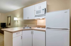 Frigorífico, microondas, placa de cocina y cafetera o tetera