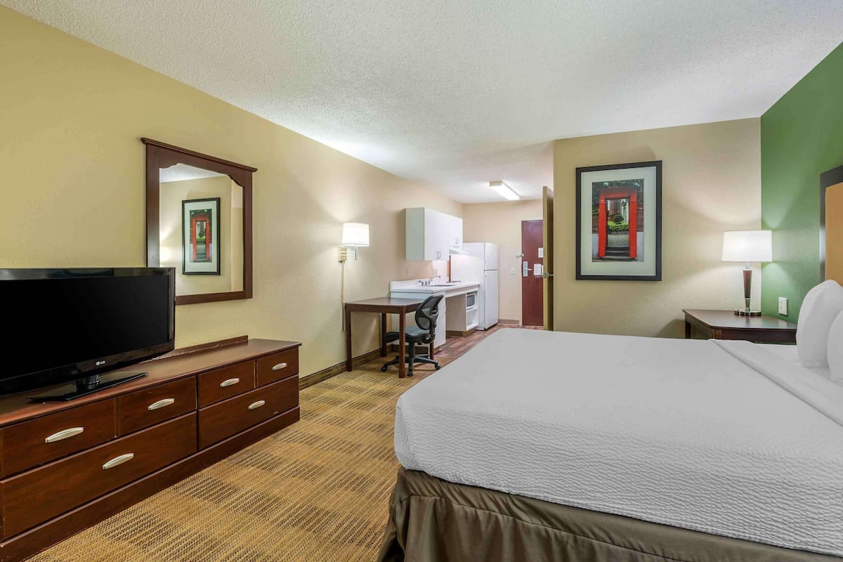 Desk, iron/ironing board, free WiFi, bed sheets