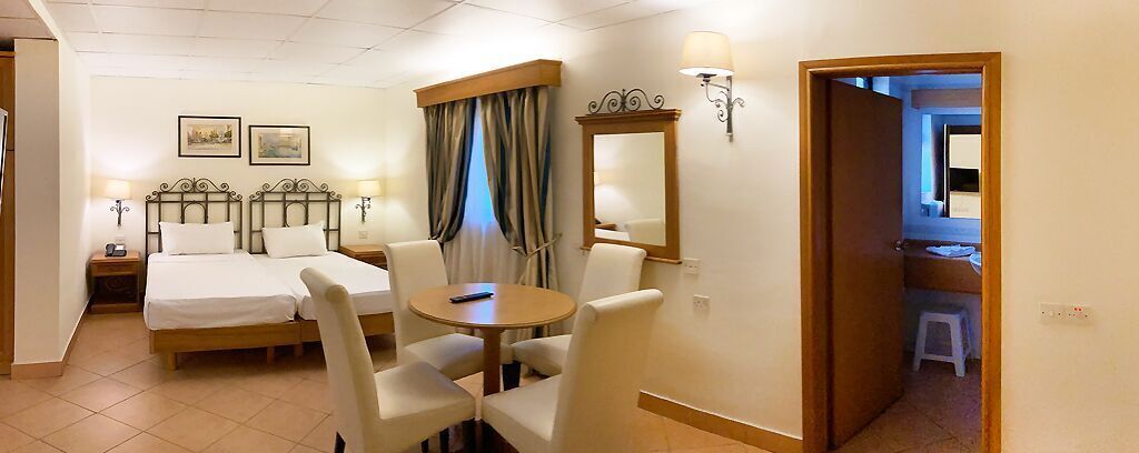 Minibar, bureau, espace de travail pour ordinateur portable