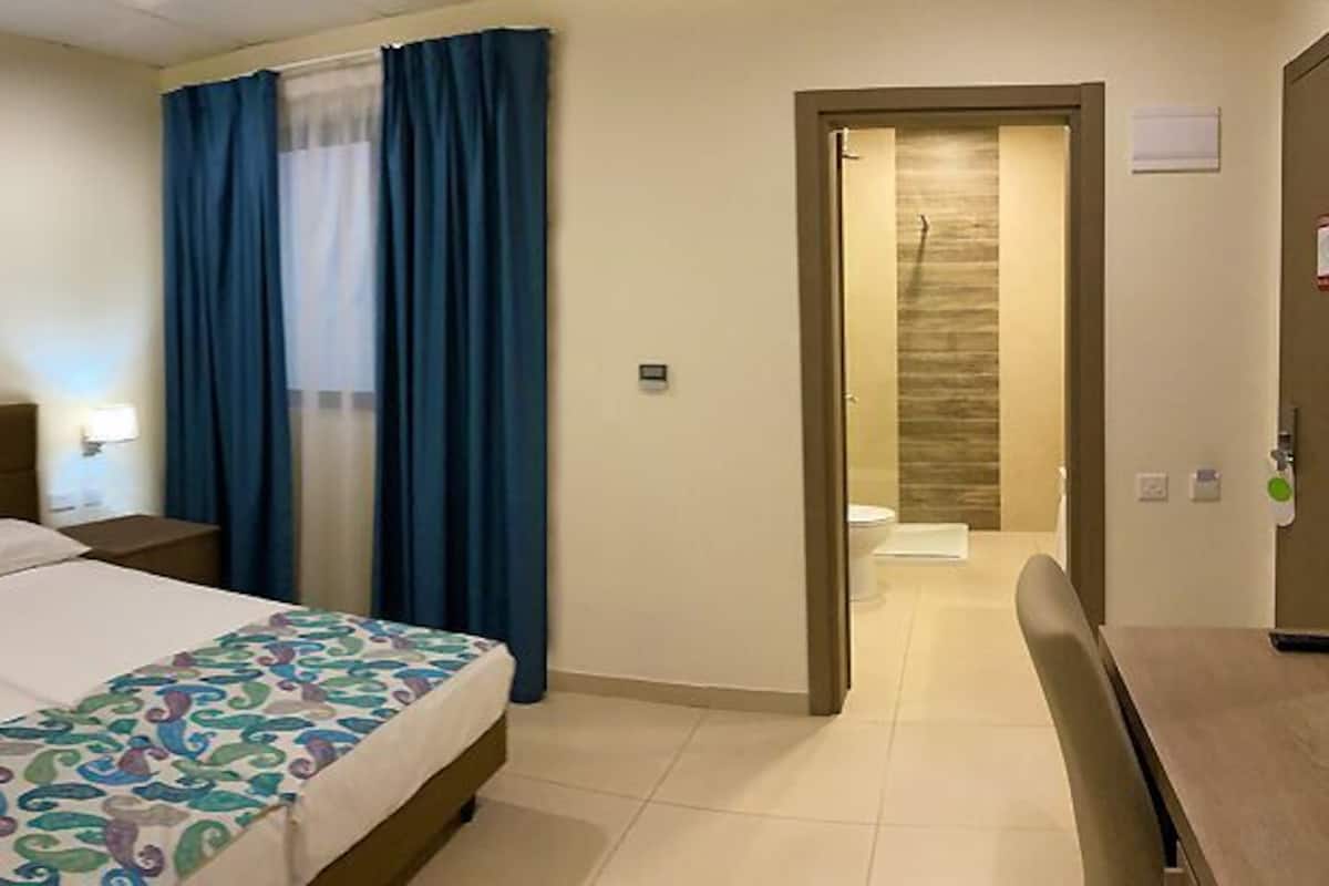 Minibar, desk, laptop workspace, blackout drapes