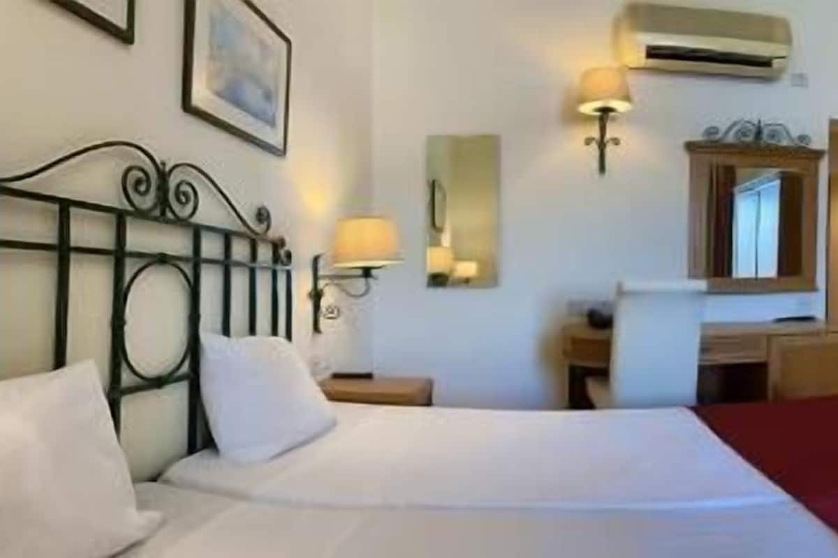 Minibar, desk, laptop workspace, blackout drapes