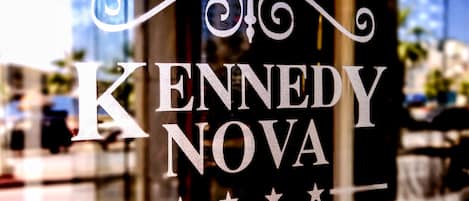 Un letrero de hotel que muestra en grande el nombre 'Kennedy Nova'.