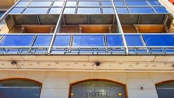 Pintu masuk hartanah