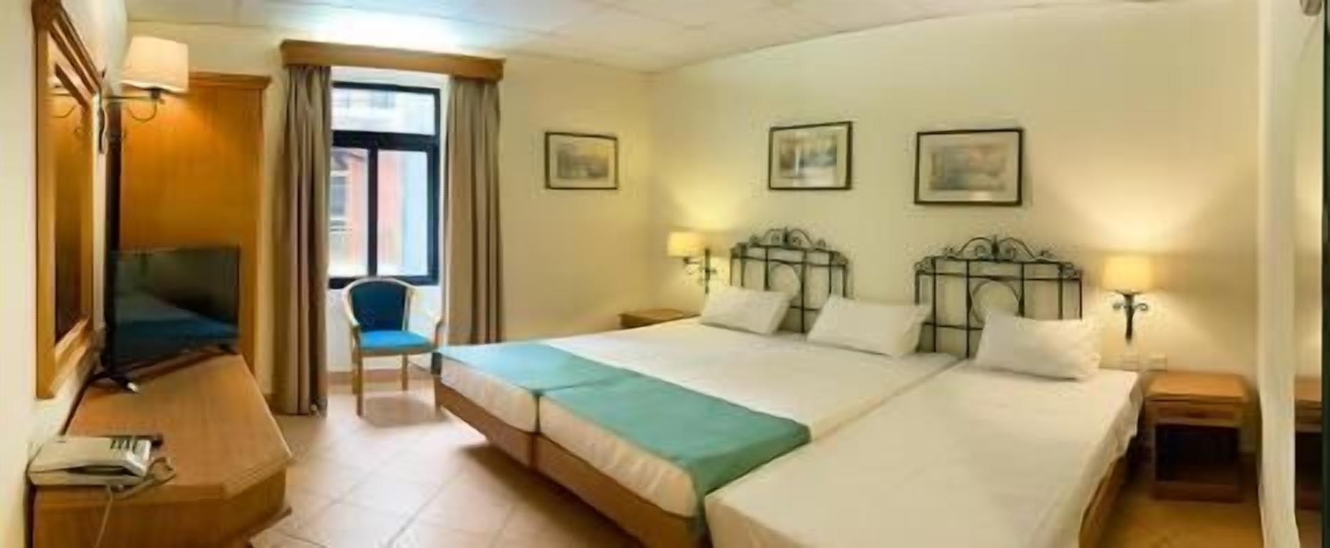 Minibar, bureau, espace de travail pour ordinateur portable