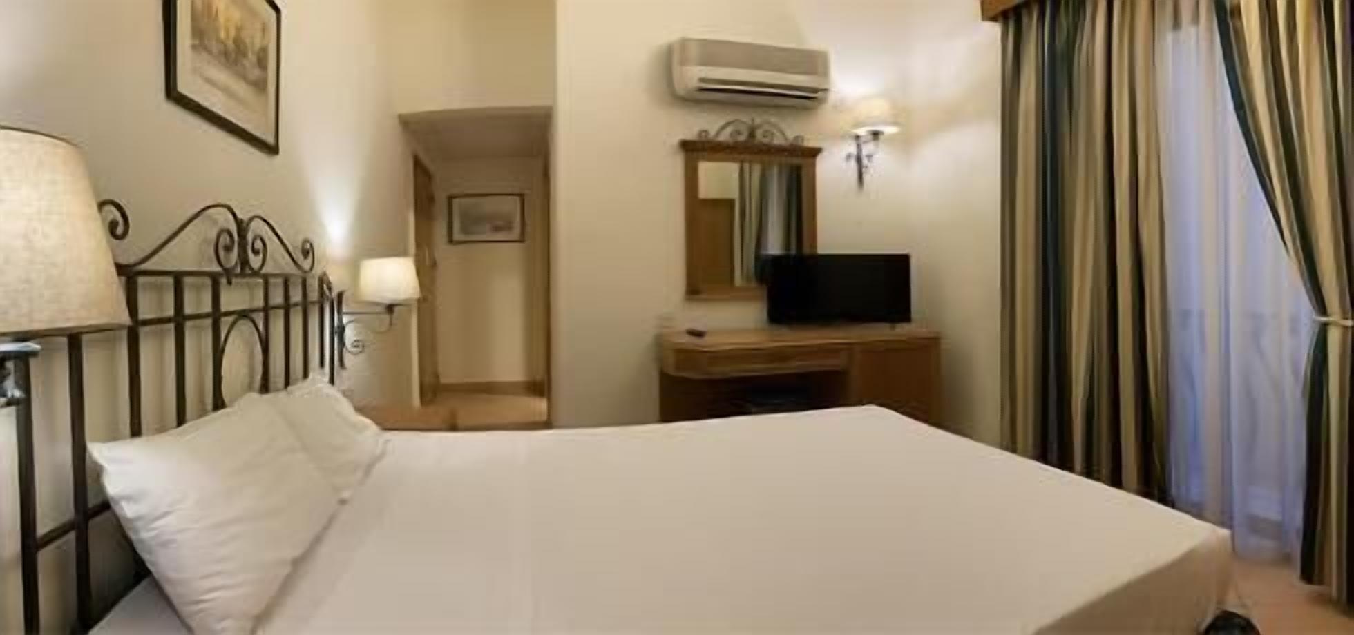 Minibar, bureau, espace de travail pour ordinateur portable