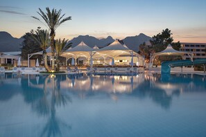 Indoor pool, 2 outdoor pools, pool umbrellas, sun loungers - Mirage Park Resort - All Inclusive (Kemer)