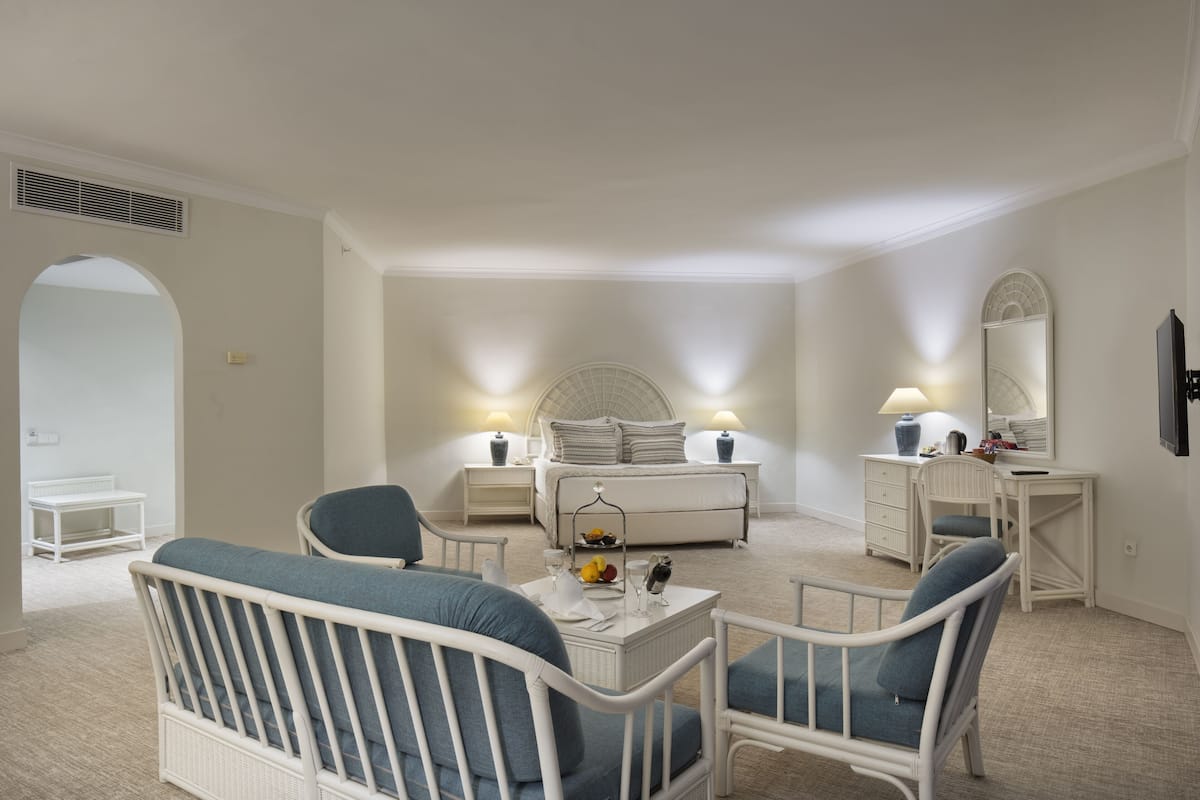 Junior Suit | Sengetøy av topp kvalitet, minibar (inkludert) og safe på rommet