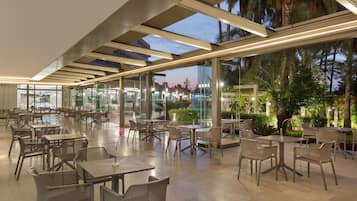 4 restaurants, breakfast, lunch, dinner served; international cuisine