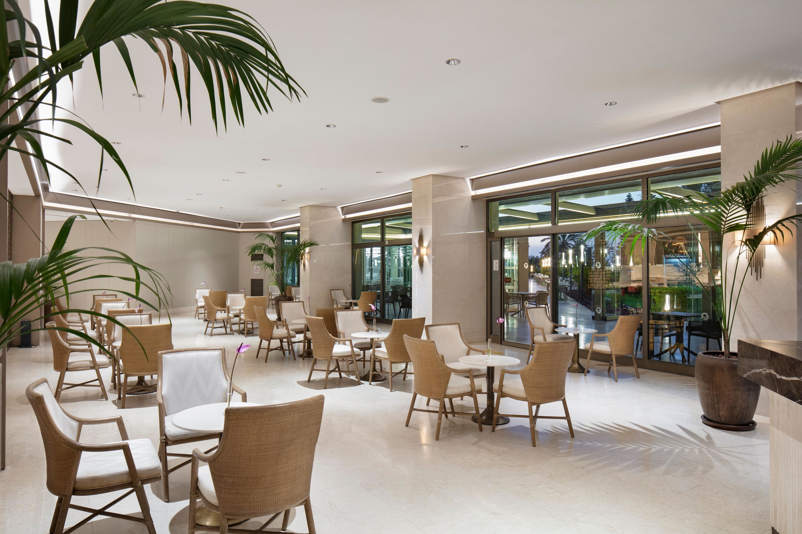 4 restaurants, serveren ontbijt, lunch, diner, internationale gerechten