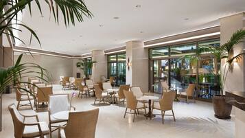 4 restaurants, serveren ontbijt, lunch, diner, internationale gerechten