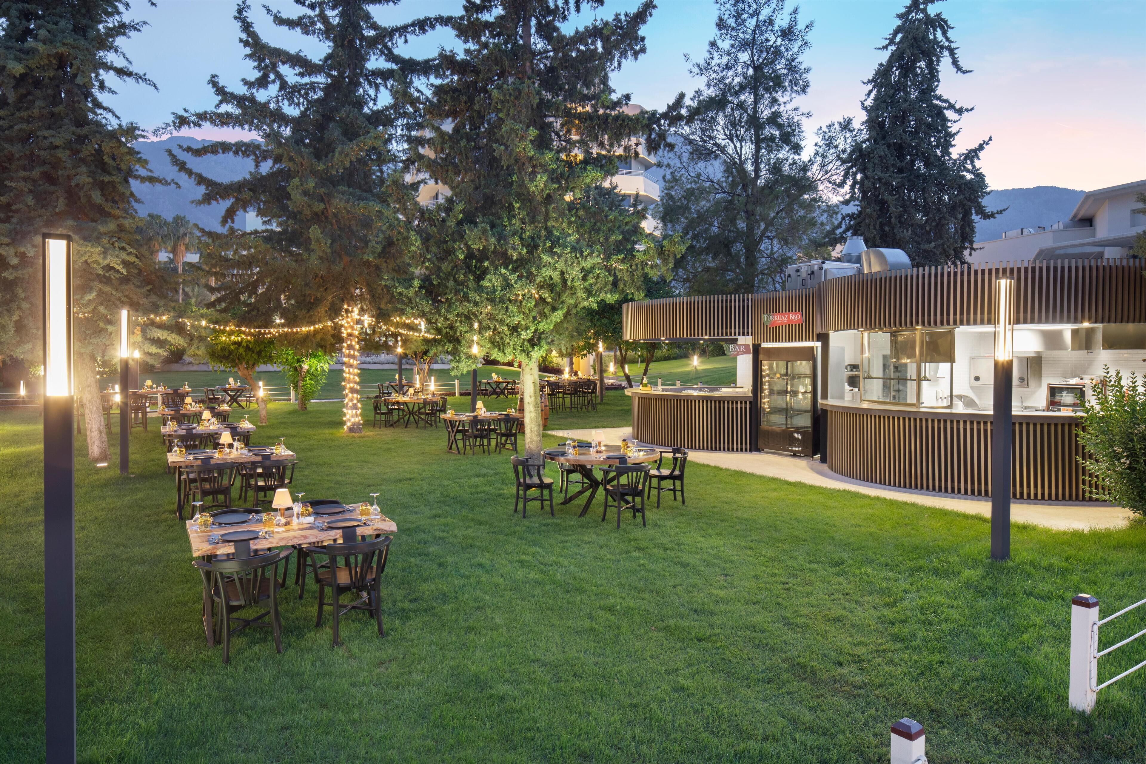 4 من المطاعم، حيث تُقدم وجبات الإفطار، الغداء، العشاء، الأطباق العالمية