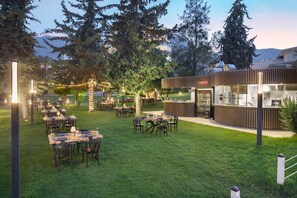 4 restauranter, frokost, lunsj og middag serveres, internasjonale retter