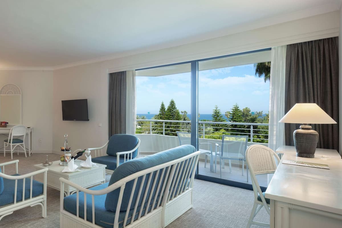Junior Suit | Premium bedding, free minibar, in-room safe, blackout drapes