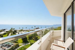 A balcony with a clear view of the sea and a resort area. -  Mirage Park Resort - Premium All Inclusive (Kemer)