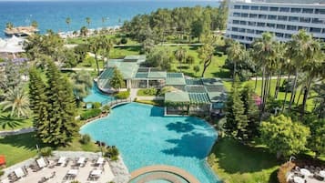 Una piscina techada, 2 piscinas al aire libre, sombrillas