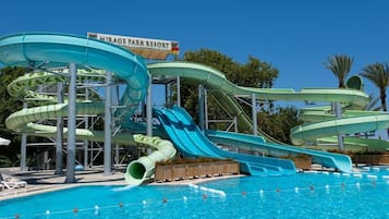 Innenpool, 2 Außenpools, Sonnenschirme, Liegestühle