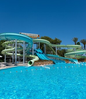 Innenpool, 2 Außenpools, Sonnenschirme, Liegestühle