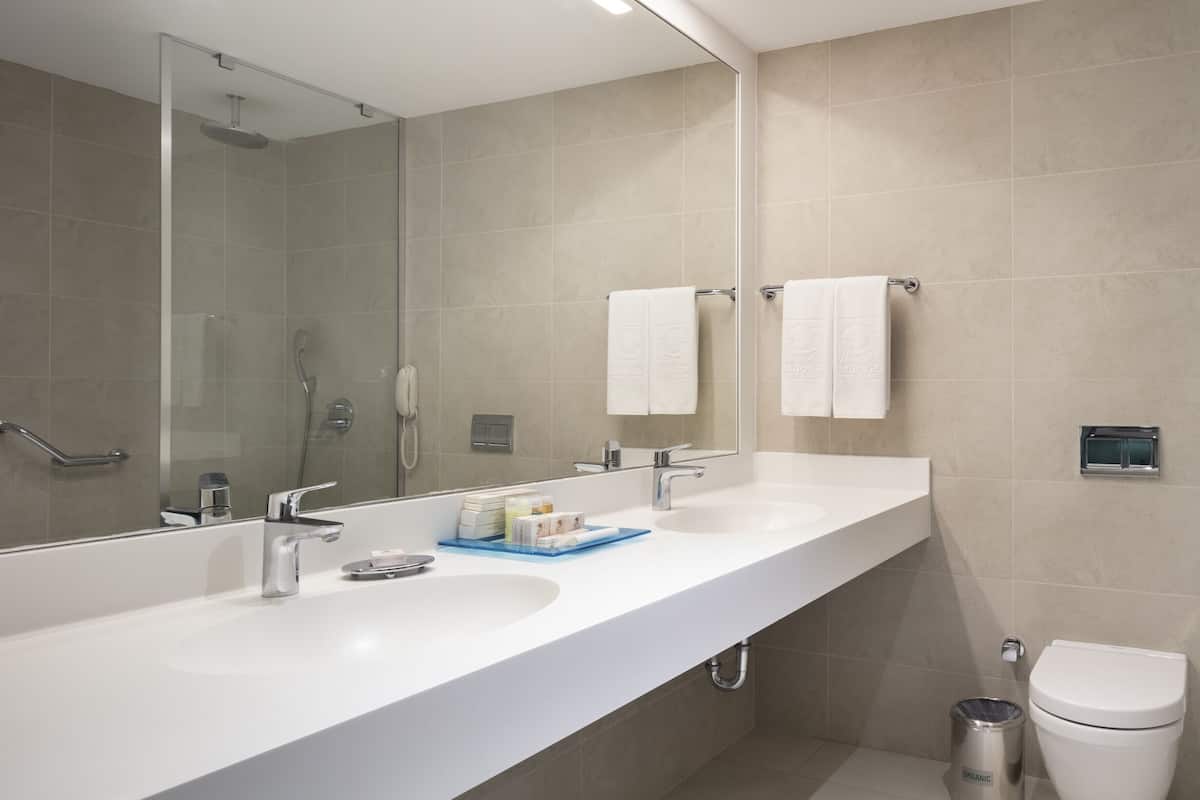 Regndusjhode, designertoalettartikler, hårføner og badekåper