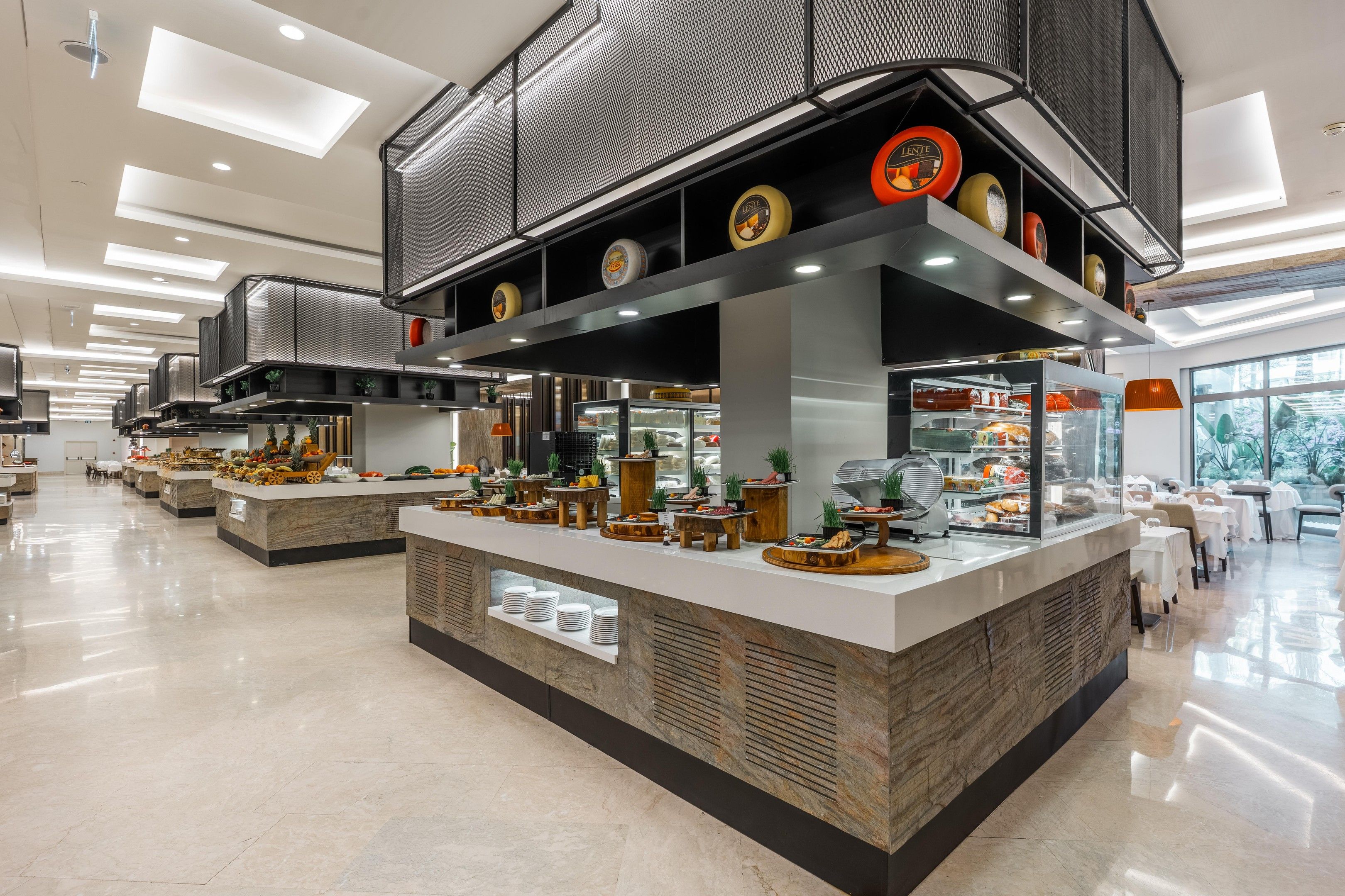 8 restaurants; breakfast, lunch, and dinner served