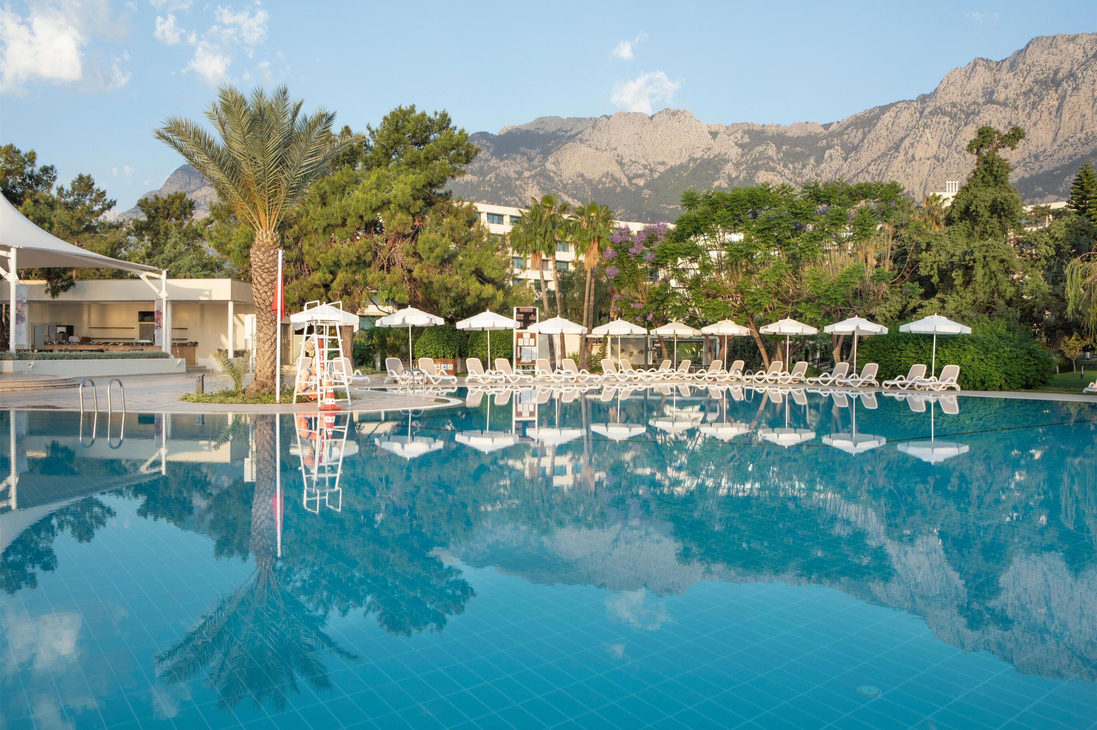 Innenpool, 2 Außenpools, Sonnenschirme, Liegestühle