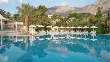 Innenpool, 2 Außenpools, Sonnenschirme, Liegestühle
