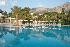 Innendørsbasseng,2 utendørsbassenger, bassengparasoller og solsenger