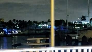 Breakfast, lunch, dinner served; American cuisine, alfresco dining