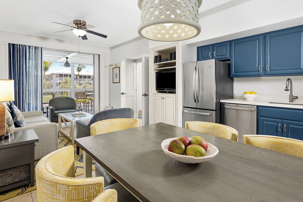 full-sized fridge, microwave, oven, stovetop