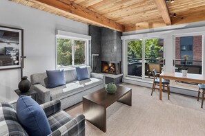 37-英寸纯平电视（配备有线频道）、电视、DVD 播放器