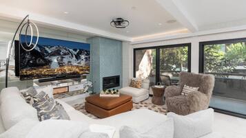 Luxury Condo, 4 Bedrooms | Living area