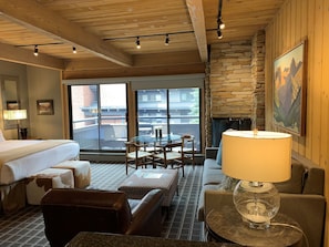 Traditional Studio Suite | Living area
