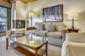 标准开间套房 | 起居区 | 37-英寸纯平电视（配备有线频道）、电视、DVD 播放器