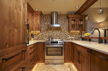 Fridge, microwave, oven, stovetop at Aspen Square Condominium Hotel