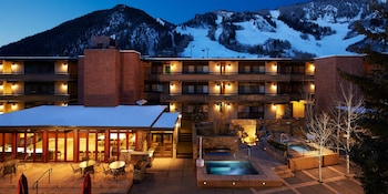 Outdoor spa tub at Aspen Square Condominium Hotel