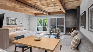 Premier Studio Suite | Living area | 37-inch flat-screen TV with cable channels, TV, DVD player