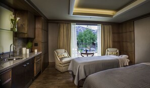 Couples treatment rooms, sauna, hot tub, body treatments, hydrotherapy